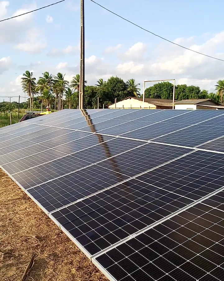 Usina de energia solar instalada no chão pela Raio-Solar, na zona rural